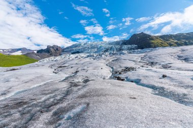 Güneşli bir günde İzlanda 'da Svinafeljkull Buzulu