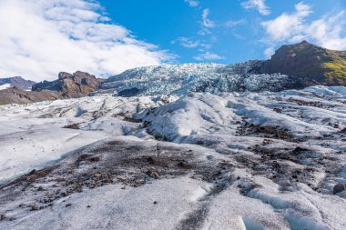 Güneşli bir günde İzlanda 'da Svinafeljkull Buzulu