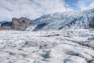 Güneşli bir günde İzlanda 'da Svinafeljkull Buzulu