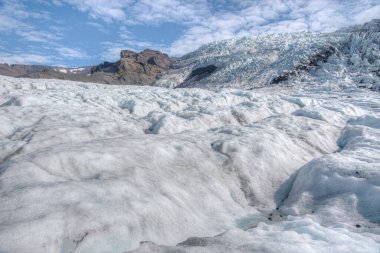 Güneşli bir günde İzlanda 'da Svinafeljkull Buzulu