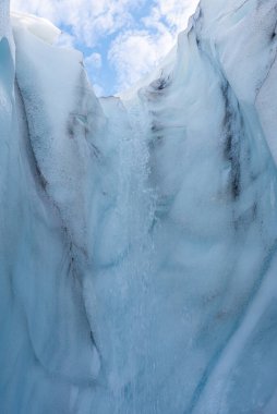 Güneşli bir günde İzlanda 'da Svinafeljkull Buzulu