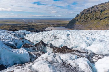 Güneşli bir günde İzlanda 'da Svinafeljkull Buzulu