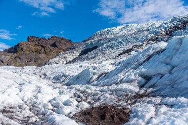 Güneşli bir günde İzlanda 'da Svinafeljkull Buzulu