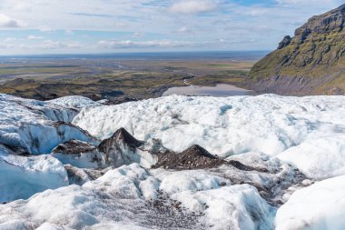 Güneşli bir günde İzlanda 'da Svinafeljkull Buzulu