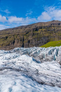 Güneşli bir günde İzlanda 'da Svinafeljkull Buzulu