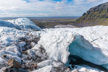 Güneşli bir günde İzlanda 'da Svinafeljkull Buzulu