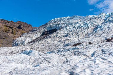 Güneşli bir günde İzlanda 'da Svinafeljkull Buzulu