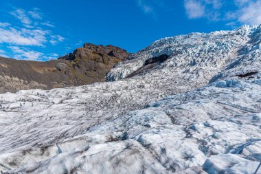 Güneşli bir günde İzlanda 'da Svinafeljkull Buzulu