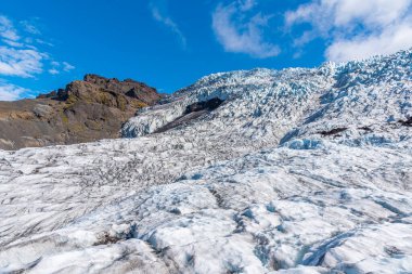 Güneşli bir günde İzlanda 'da Svinafeljkull Buzulu