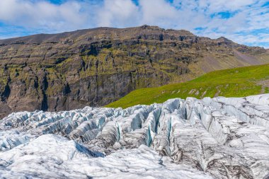 Güneşli bir günde İzlanda 'da Svinafeljkull Buzulu