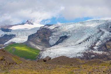 Güneşli bir günde İzlanda 'da Svinafeljkull Buzulu