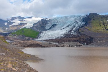 Güneşli bir günde İzlanda 'da Svinafeljkull Buzulu