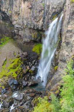İzlanda 'daki Skaftafell Ulusal Parkı' nda Hundafoss şelalesi