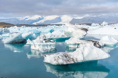 İzlanda 'daki Jokulsarlon gölünde yüzen buzdağları