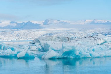 İzlanda 'daki Jokulsarlon gölünde yüzen buzdağları