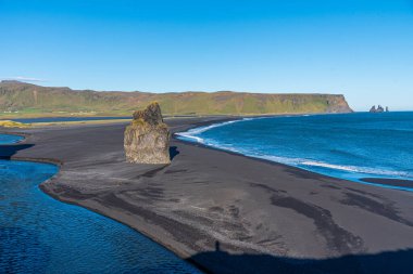 Reynisfjara plajının havadan görünüşü, İzlanda