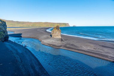 Reynisfjara plajının havadan görünüşü, İzlanda