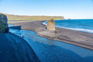 Reynisfjara plajının havadan görünüşü, İzlanda
