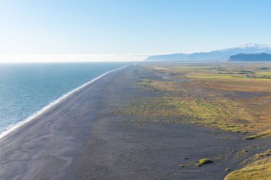 Dyrholaey plajının havadan görünüşü, İzlanda