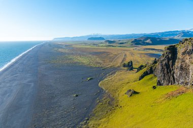 Dyrholaey plajının havadan görünüşü, İzlanda