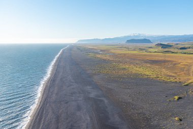 Dyrholaey plajının havadan görünüşü, İzlanda