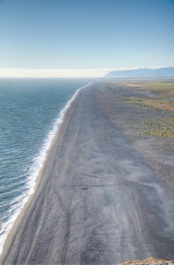 Dyrholaey plajının havadan görünüşü, İzlanda