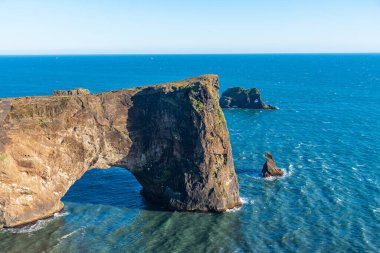 İzlanda 'daki Reynisfjara plajının yanındaki Dyrholaey kemeri.