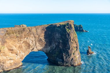 İzlanda 'daki Reynisfjara plajının yanındaki Dyrholaey kemeri.
