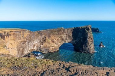 İzlanda 'daki Reynisfjara plajının yanındaki Dyrholaey kemeri.