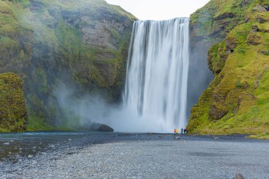 Skogafoss Şelalesi İzlanda 'da güneşli bir günde görülüyor