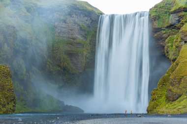 Skogafoss Şelalesi İzlanda 'da güneşli bir günde görülüyor