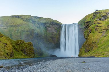 Skogafoss Şelalesi İzlanda 'da güneşli bir günde görülüyor