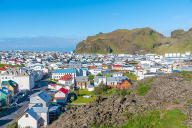 Heimaey Adası 'ndaki evlerin çatıları, İzlanda' nın Vestmannaeyjar takımadasının bir parçası.