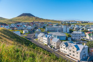 Heimaey Adası 'ndaki evlerin çatıları, İzlanda' nın Vestmannaeyjar takımadasının bir parçası.