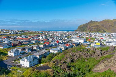 Heimaey Adası 'ndaki evlerin çatıları, İzlanda' nın Vestmannaeyjar takımadasının bir parçası.