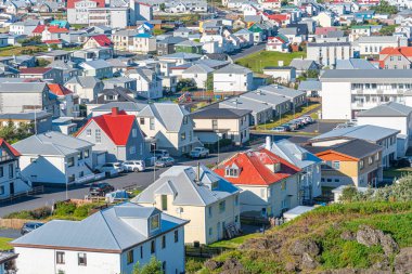 Heimaey Adası 'ndaki evlerin çatıları, İzlanda' nın Vestmannaeyjar takımadasının bir parçası.