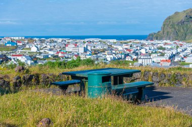 Heimaey Adası 'ndaki evlerin çatıları, İzlanda' nın Vestmannaeyjar takımadasının bir parçası.