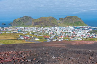 Heimaey Adası 'ndaki evlerin çatıları, İzlanda' nın Vestmannaeyjar takımadasının bir parçası.
