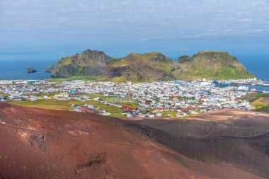İzlanda Eldfell yanardağından Heimaey adasının hava manzarası