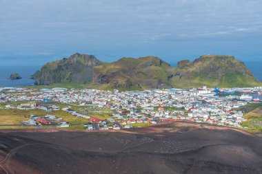 İzlanda Eldfell yanardağından Heimaey adasının hava manzarası