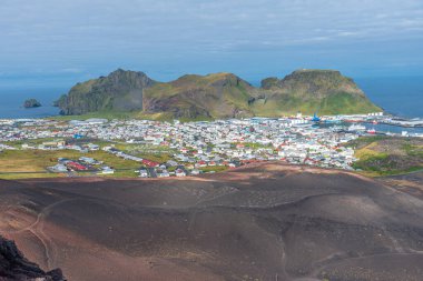 İzlanda Eldfell yanardağından Heimaey adasının hava manzarası