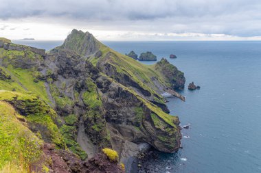 İzlanda 'daki Heimaey adasının kuzey kayalıkları