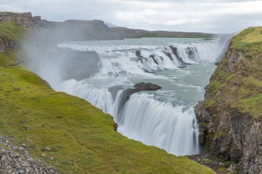 İzlanda 'da bulutlu bir günde Gulfoss Şelalesi izlendi