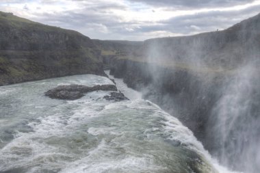 İzlanda 'da bulutlu bir günde Gulfoss Şelalesi izlendi