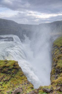 İzlanda 'da bulutlu bir günde Gulfoss Şelalesi izlendi