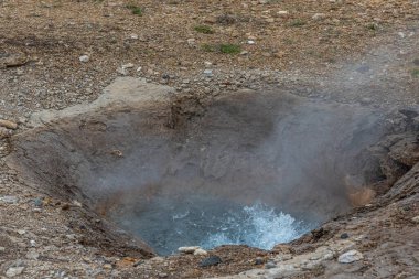 İzlanda 'daki Strokkur jeotermal alanı