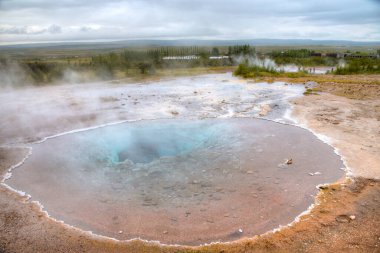 İzlanda 'daki Strokkur jeotermal alanı