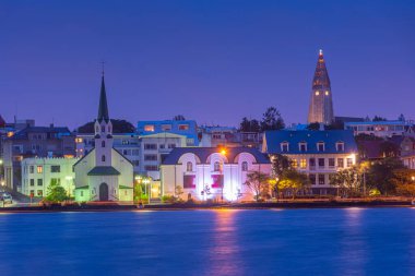 İzlanda, Reykjavik 'teki özgür Lüteriyen kilisesi ve Hallgrimskirkja katedrali gece görüşü