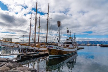 Husavik, İzlanda, 17 Ağustos 2020: Husavik, İzlanda limanına demir atan tekneler