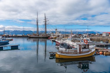 Husavik, İzlanda, 17 Ağustos 2020: Husavik, İzlanda limanına demir atan tekneler